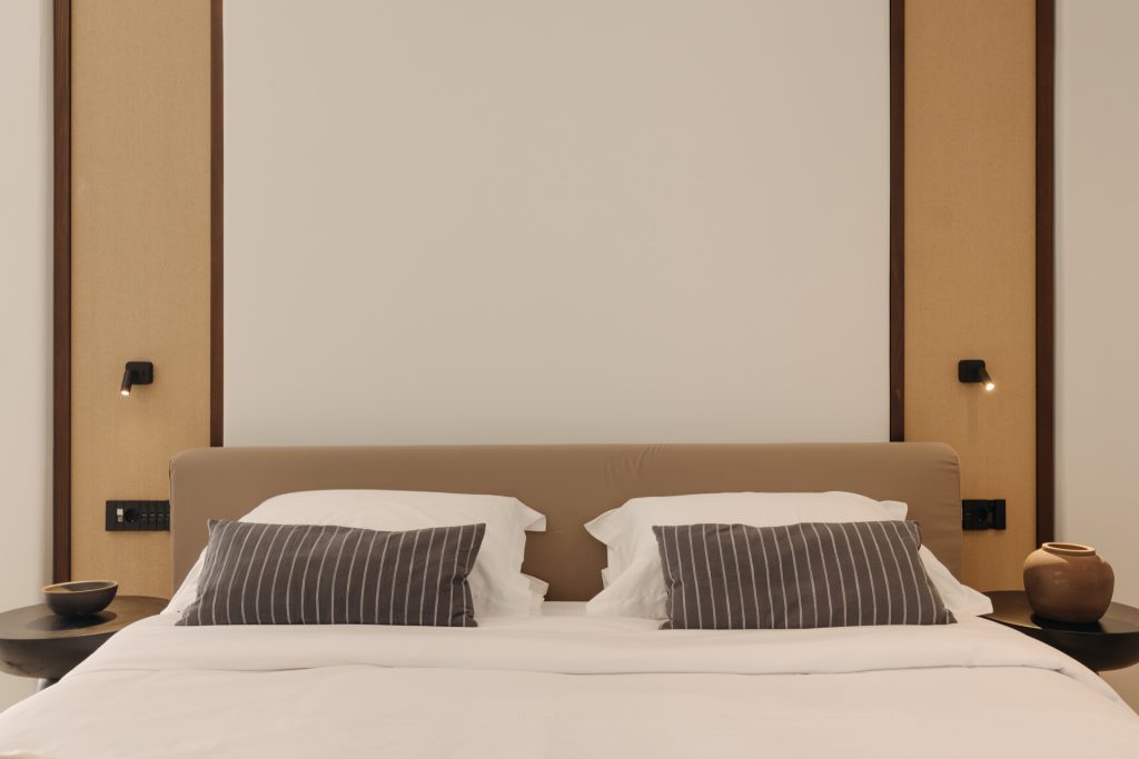 barddesol-mykonos-suites-hotel-deluxe-room-sharing-pool-10