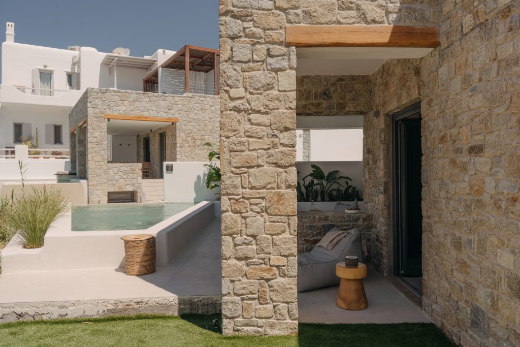 barddesol-mykonos-suites-hotel-deluxe-room-sharing-pool-11