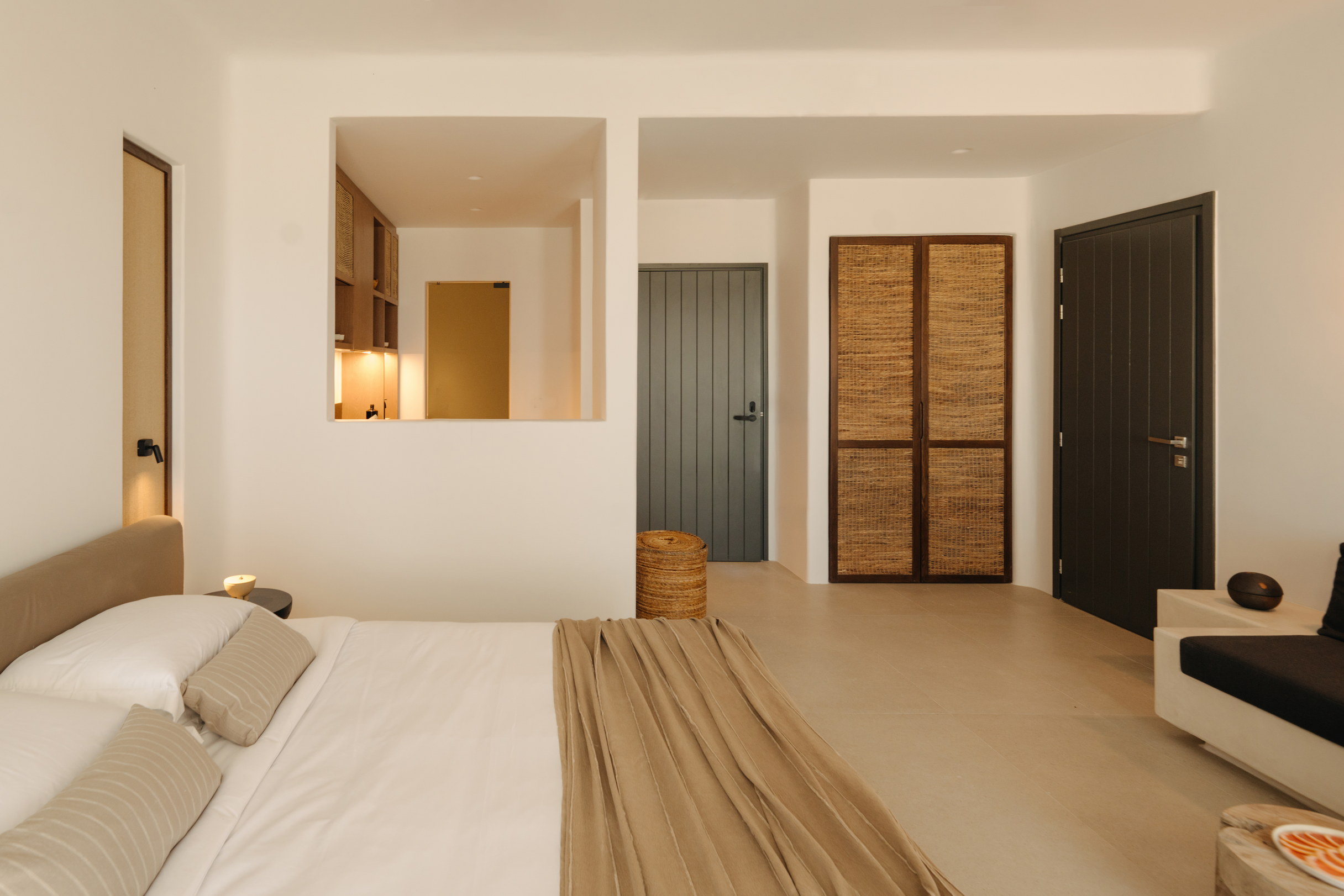 A bedroom at Bard de Sol above the bay at Agios Stefanos